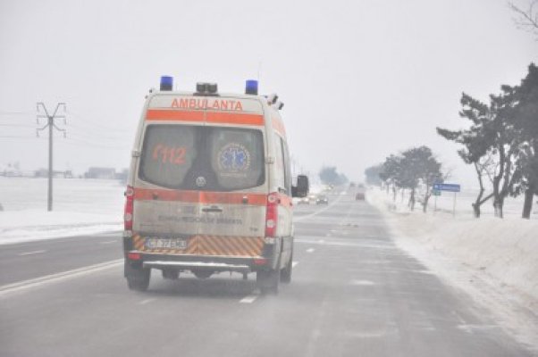 Lupta cu nămeţii: ambulanţierii constănţeni au preluat de la Feteşti un bărbat cu infarct